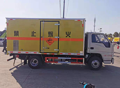 察哈尔右翼中爆破器材运输车